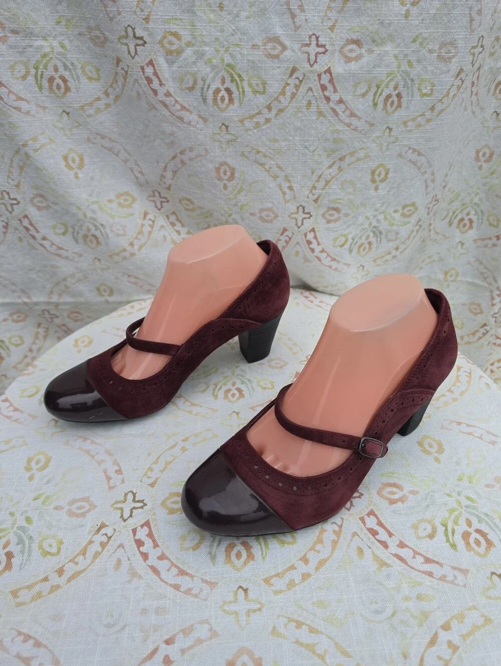 Clarks Artisan Women’s 8.5 Burgundy Suede Patent Cap Toe Mary Jane Heels